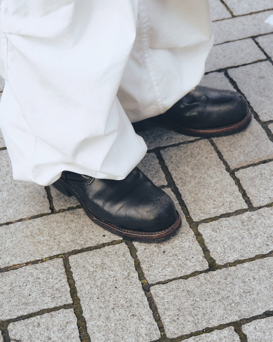 【20代スナップ@学芸大学】ヘアアクセとしてのバンダナと、ボストンバッグに添えたスカーフがアクセント