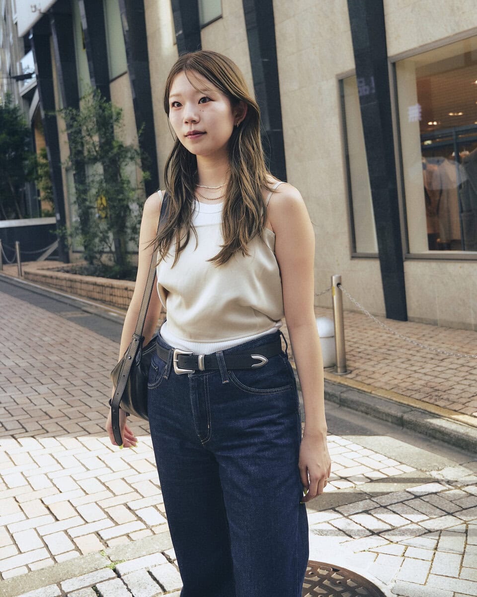 【20代スナップ＠学芸大学】ヘルシーな夏っぽコーデのデニム美シルエットが目を引く