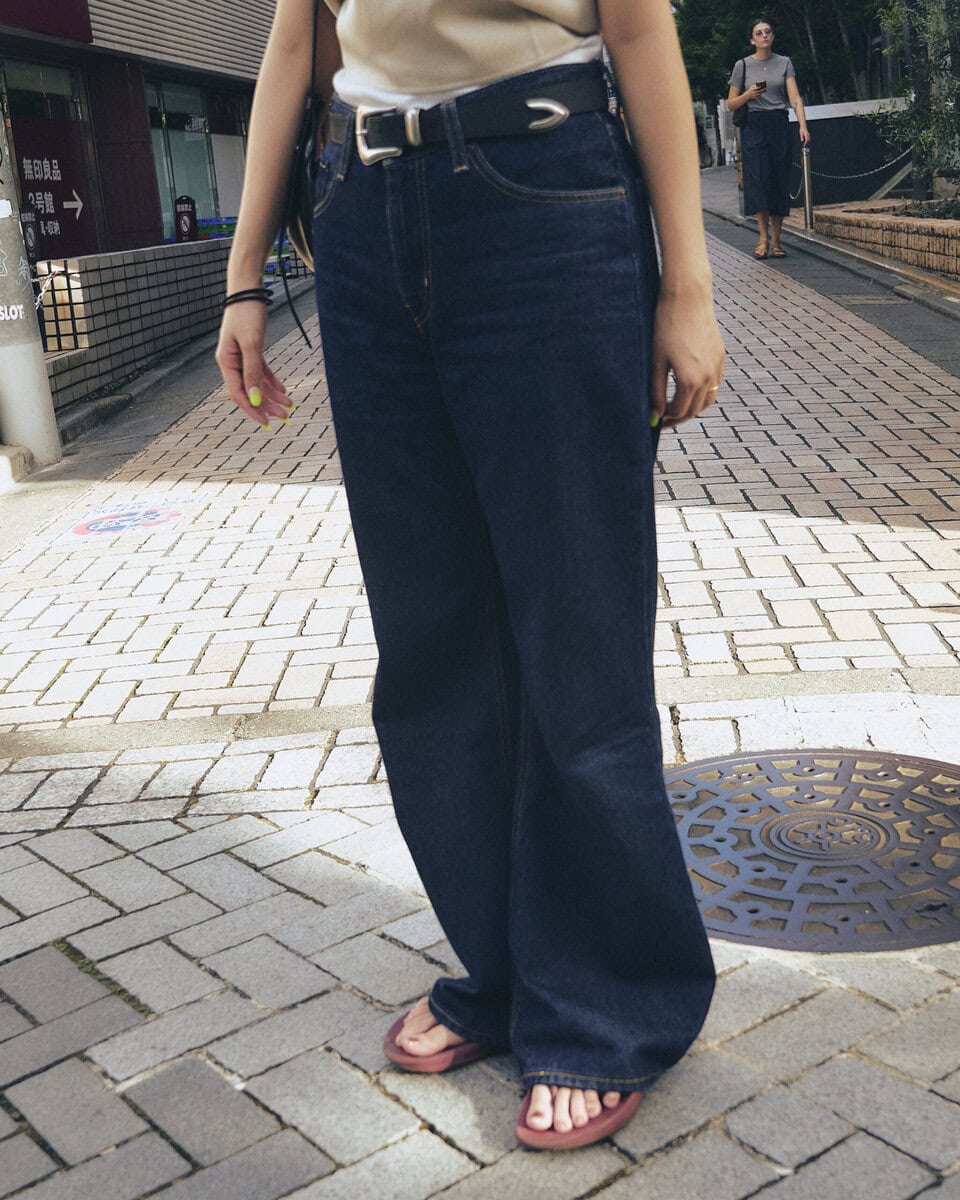 【20代スナップ＠学芸大学】ヘルシーな夏っぽコーデのデニム美シルエットが目を引く