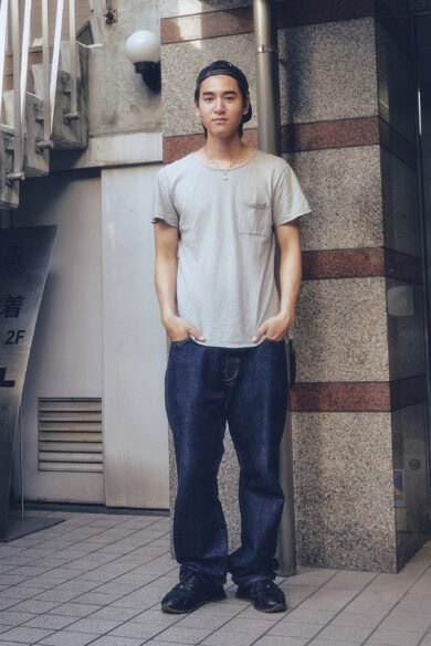 【20代スナップ@渋谷】究極のシンプルコーデは「ラフに野暮ったく」