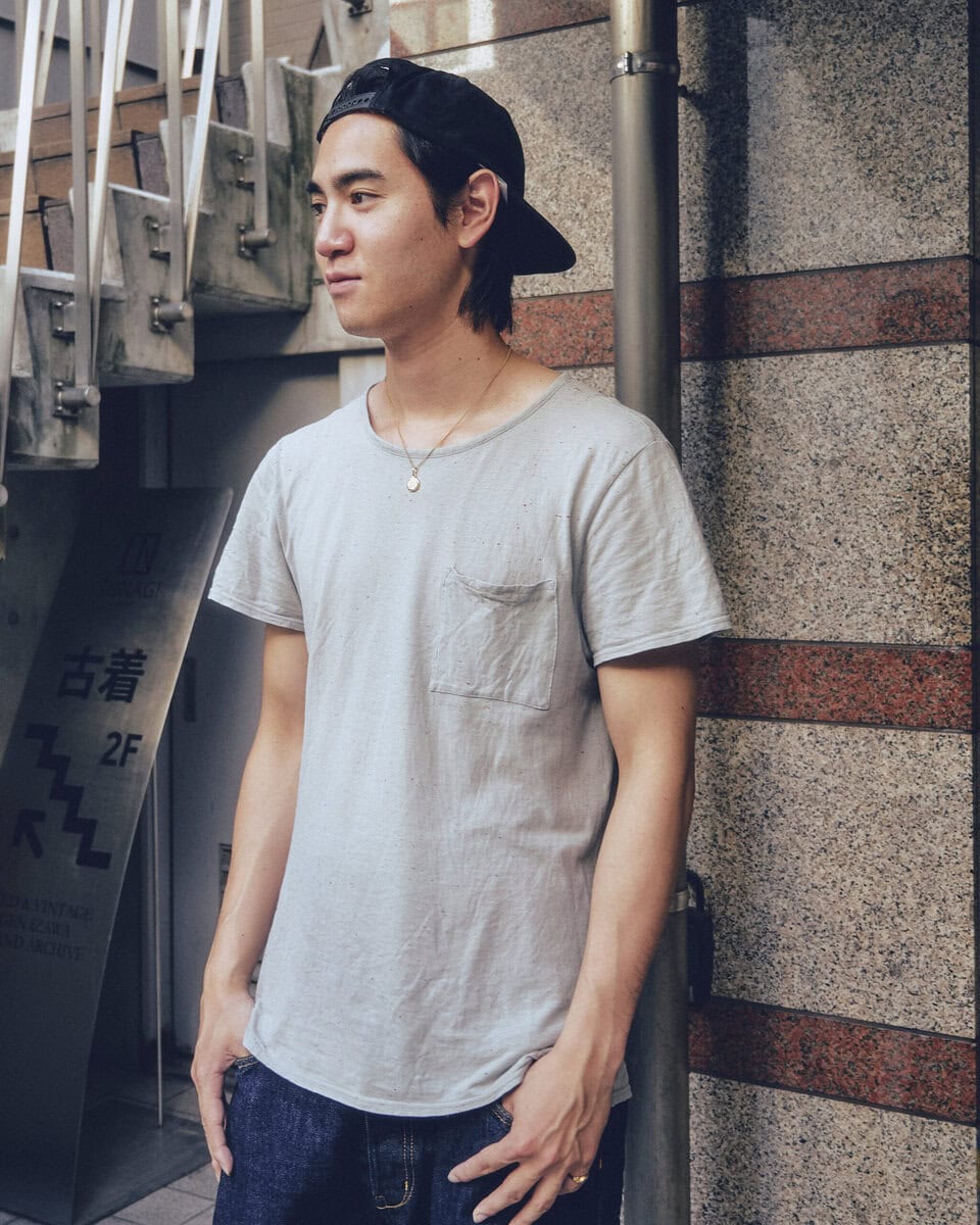 【20代スナップ@渋谷】究極のシンプルコーデは「ラフに野暮ったく」