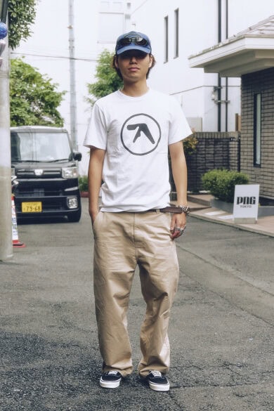 【20代スナップ＠原宿】シンプルなアイテム＆色選びの中でキャップに遊び心を