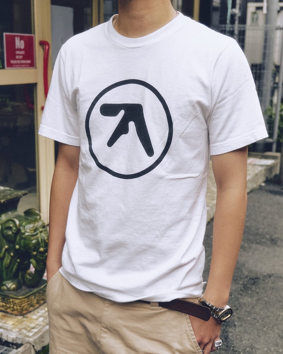 【20代スナップ＠原宿】シンプルなアイテム＆色選びの中でキャップに遊び心を