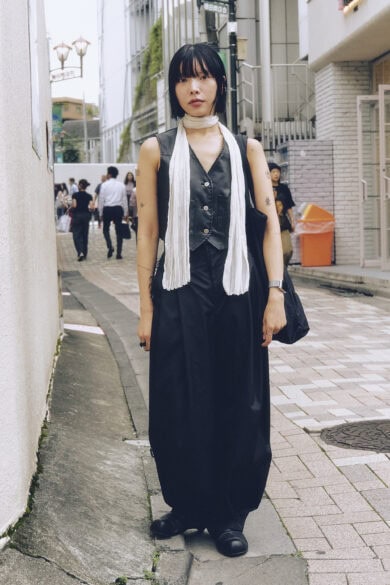 【30代スナップ@原宿】クリーム色のスカーフで柔らかいニュアンスをプラス