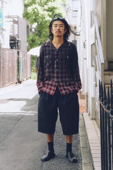 【20代スナップ@原宿】シャツをメインに見せるために他のアイテムはすべて黒で控えめに