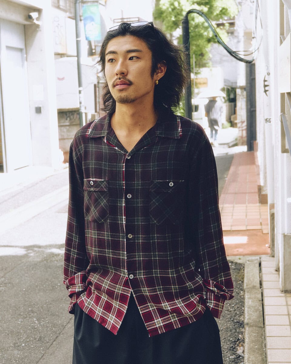 【20代スナップ@原宿】シャツをメインに見せるために他のアイテムはすべて黒で控えめに