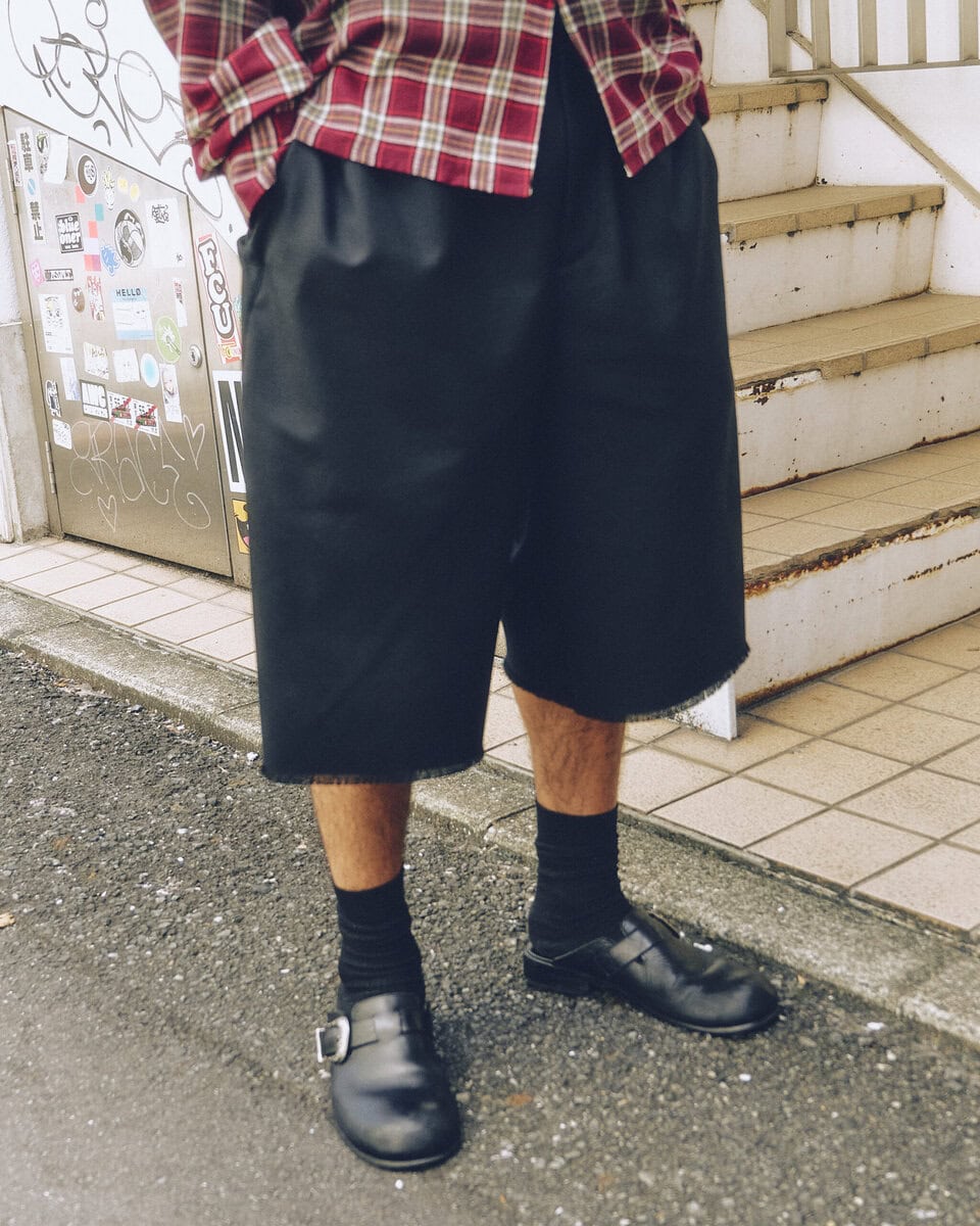 【20代スナップ@原宿】シャツをメインに見せるために他のアイテムはすべて黒で控えめに