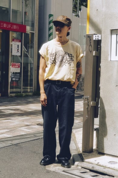 【20代スナップ@原宿】Tシャツの袖まくりが腕のタトゥーをいい塩梅で主張