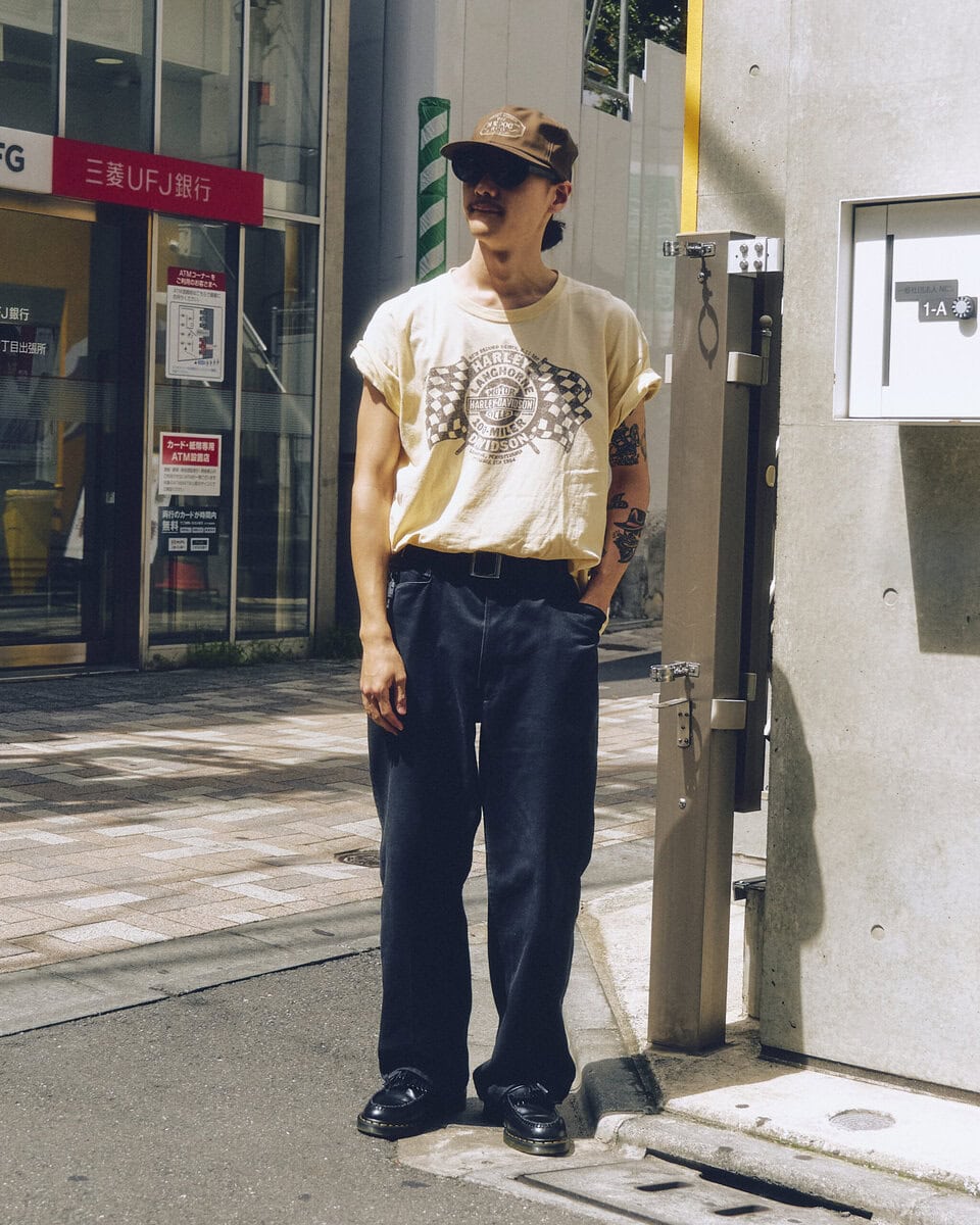 【20代スナップ@原宿】Tシャツの袖まくりが腕のタトゥーをいい塩梅で主張