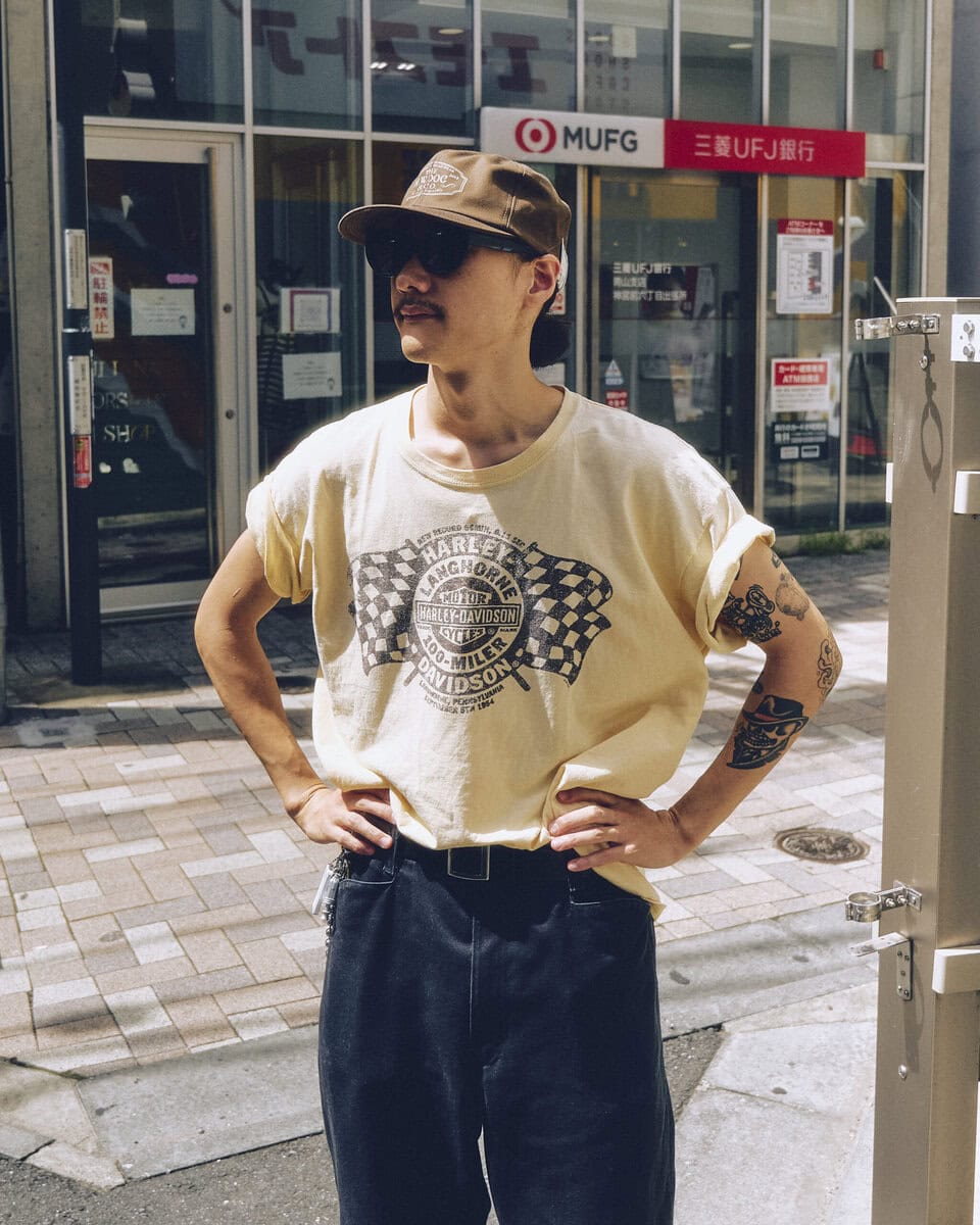 【20代スナップ@原宿】Tシャツの袖まくりが腕のタトゥーをいい塩梅で主張