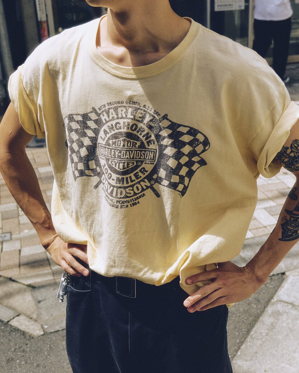 【20代スナップ@原宿】Tシャツの袖まくりが腕のタトゥーをいい塩梅で主張