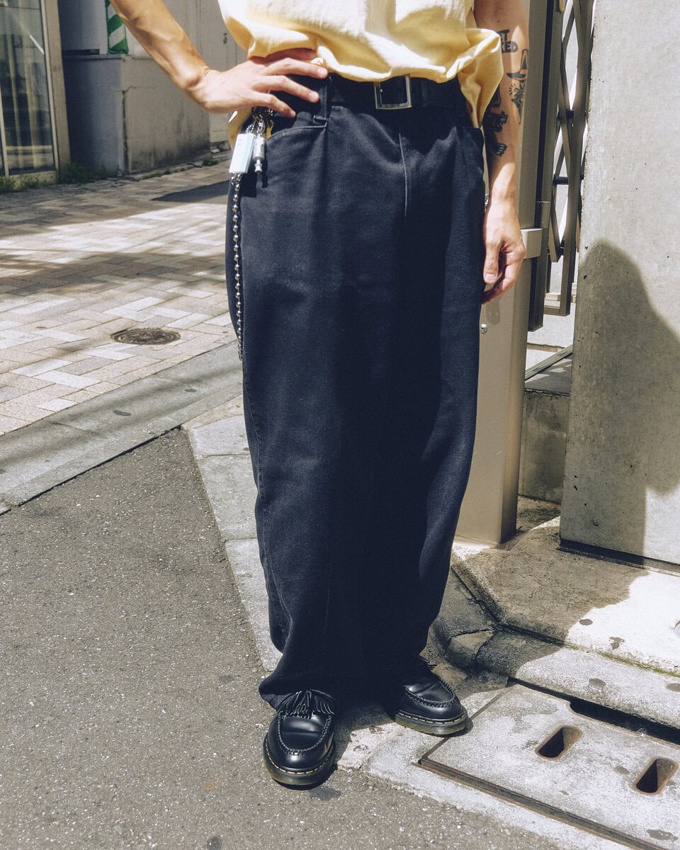 【20代スナップ@原宿】Tシャツの袖まくりが腕のタトゥーをいい塩梅で主張