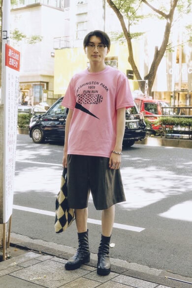 【20代スナップ@原宿】暑い…ならTシャツのカラーはピンクで爽やかに!