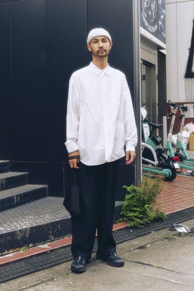 【30代スナップ@原宿】ホワイトのニットキャップ&シャツがもたらす究極の“清潔感”