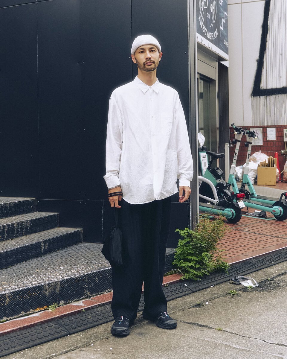 【30代スナップ@原宿】ホワイトのニットキャップ&シャツがもたらす究極の“清潔感”