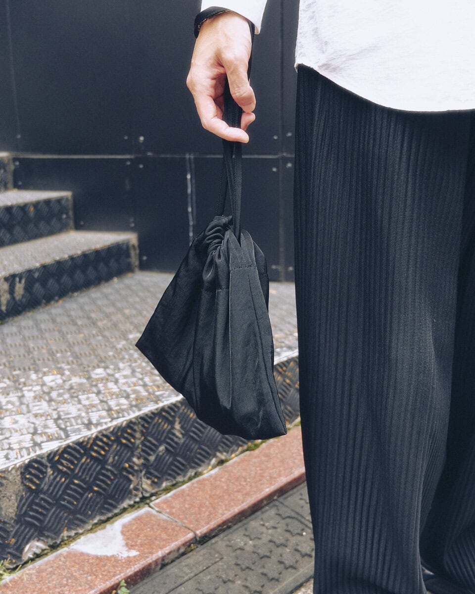 【30代スナップ@原宿】ホワイトのニットキャップ&シャツがもたらす究極の“清潔感”