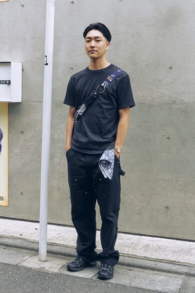【20代スナップ@原宿】オールブラックコーデにペイズリー柄のバッグを効かせて