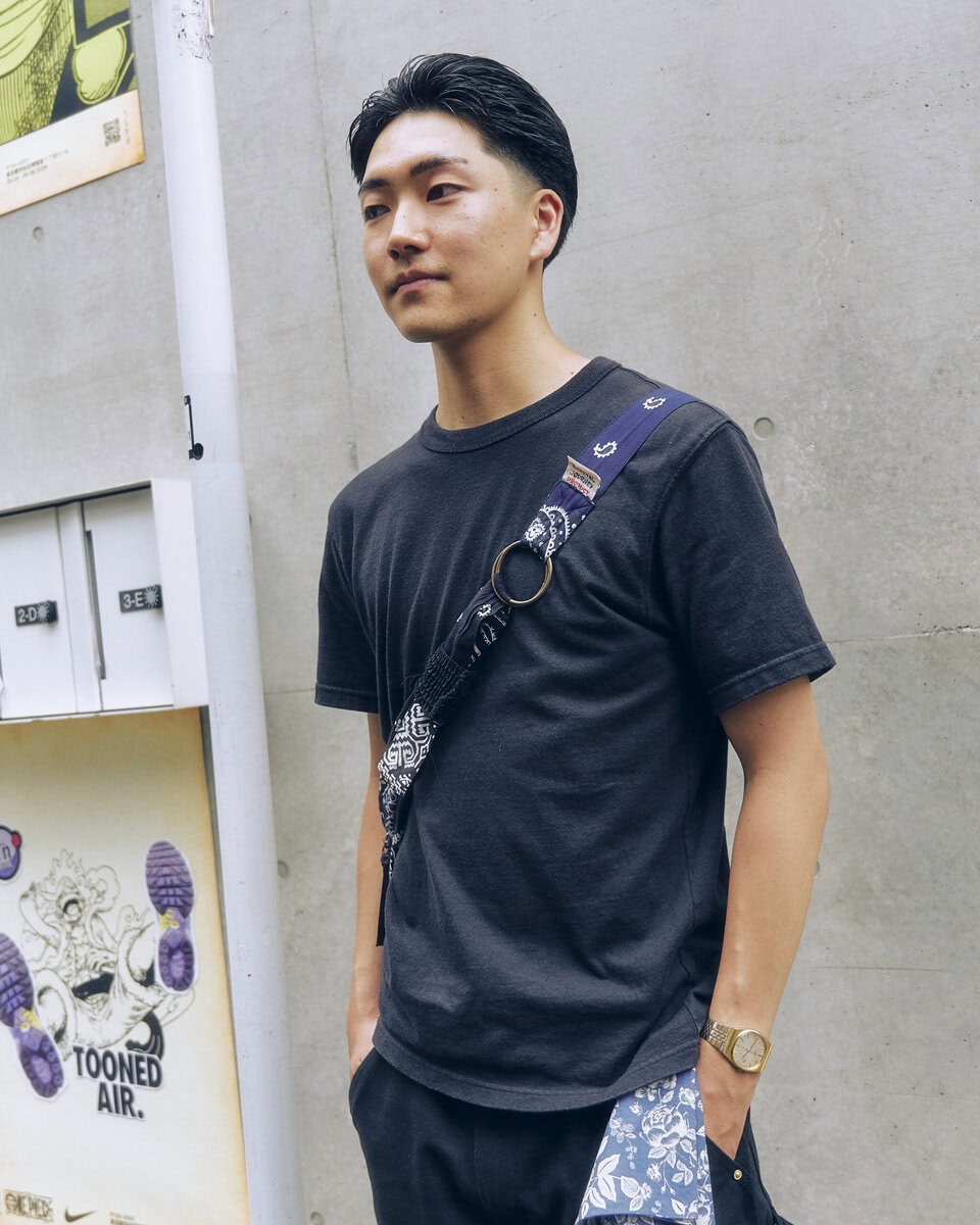 【20代スナップ＠原宿】オールブラックコーデにペイズリー柄のバッグを効かせて