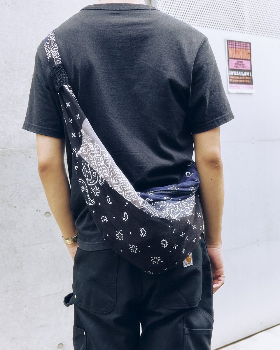 【20代スナップ@原宿】オールブラックコーデにペイズリー柄のバッグを効かせて