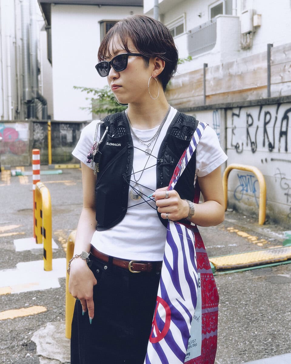 【20代スナップ＠原宿】サロモンのランニングバッグがモード感を演出