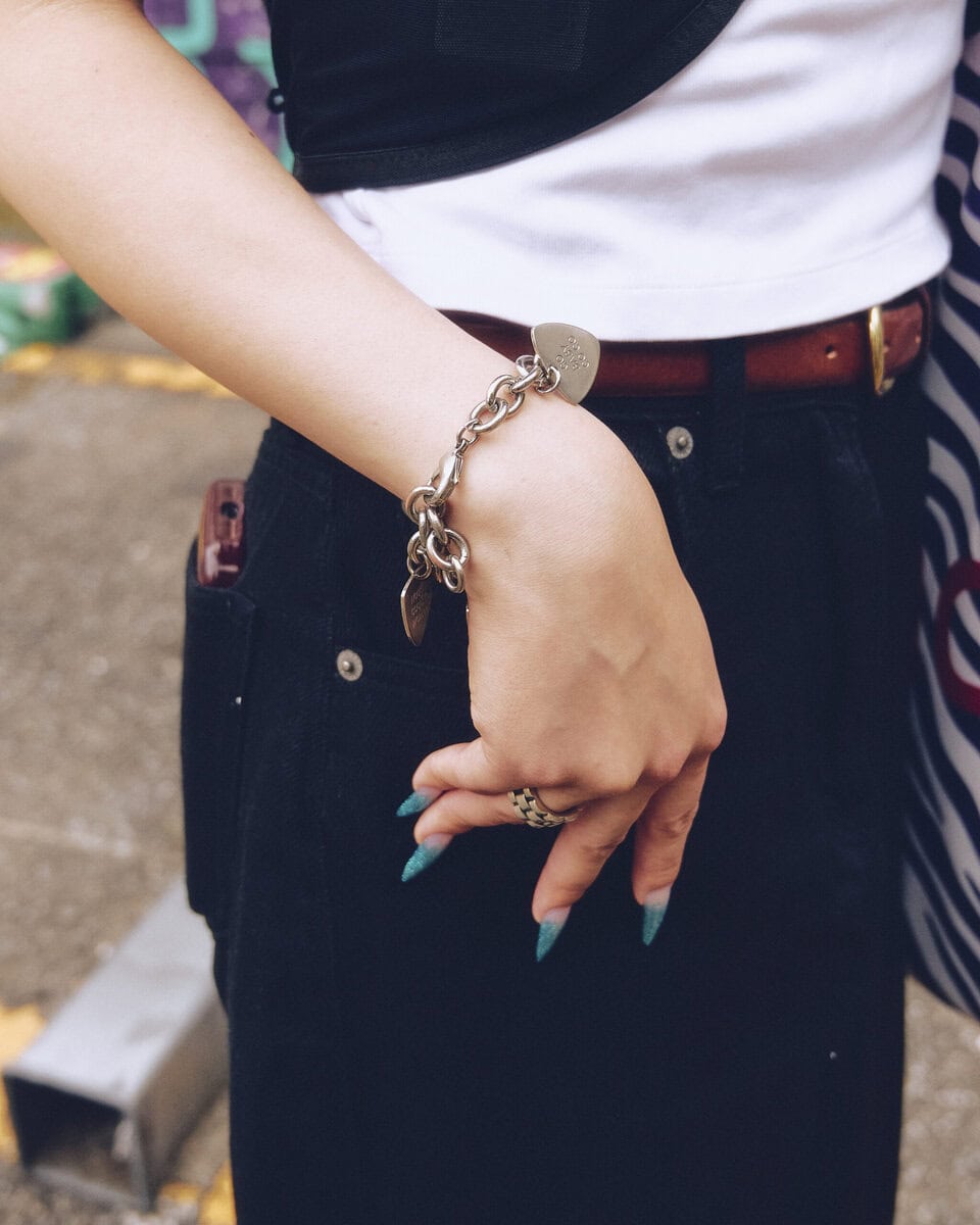 【20代スナップ＠原宿】サロモンのランニングバッグがモード感を演出