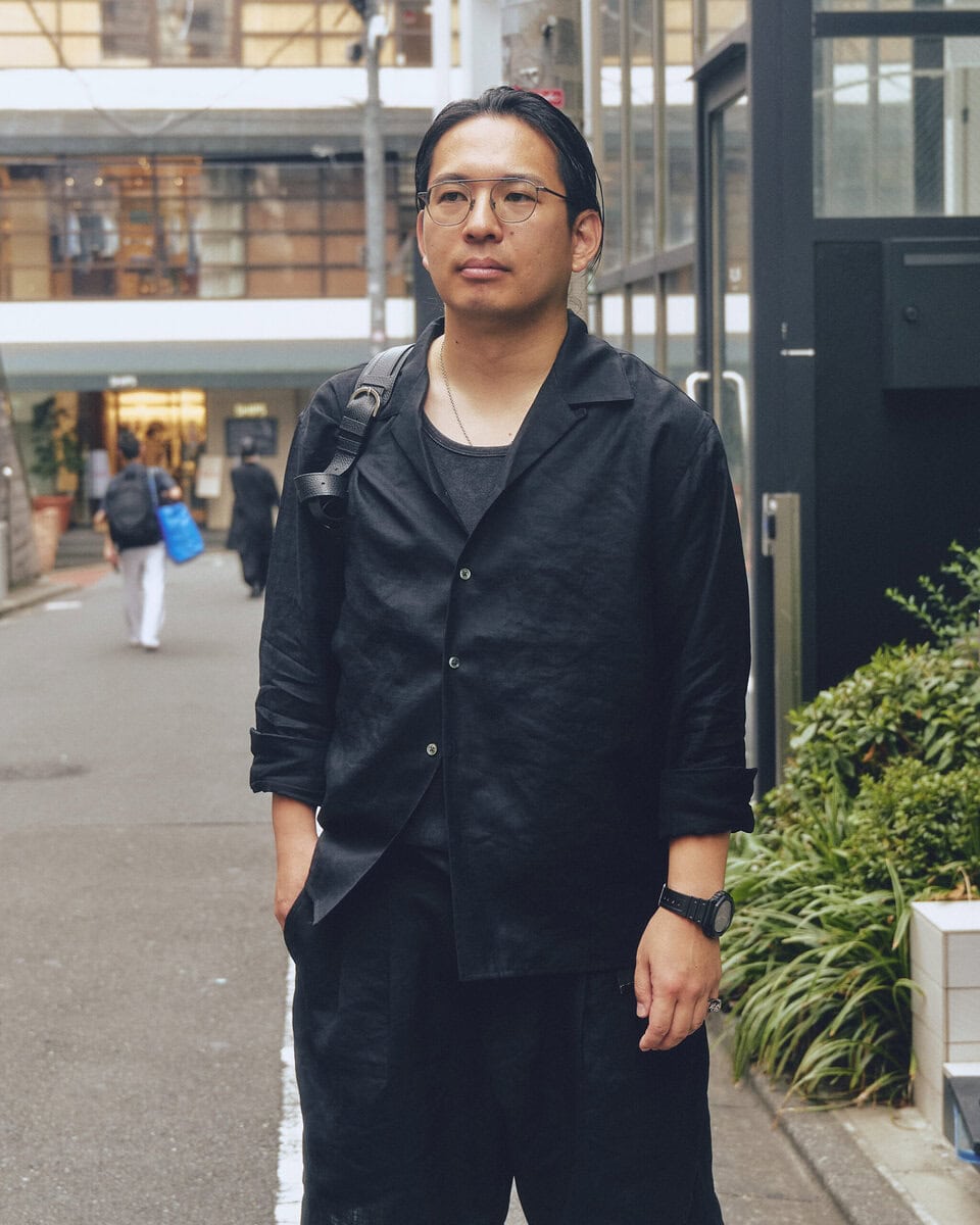 【30代スナップ@渋谷】オールブラックコーデへのスパイスはシルバーの小物とスニーカー