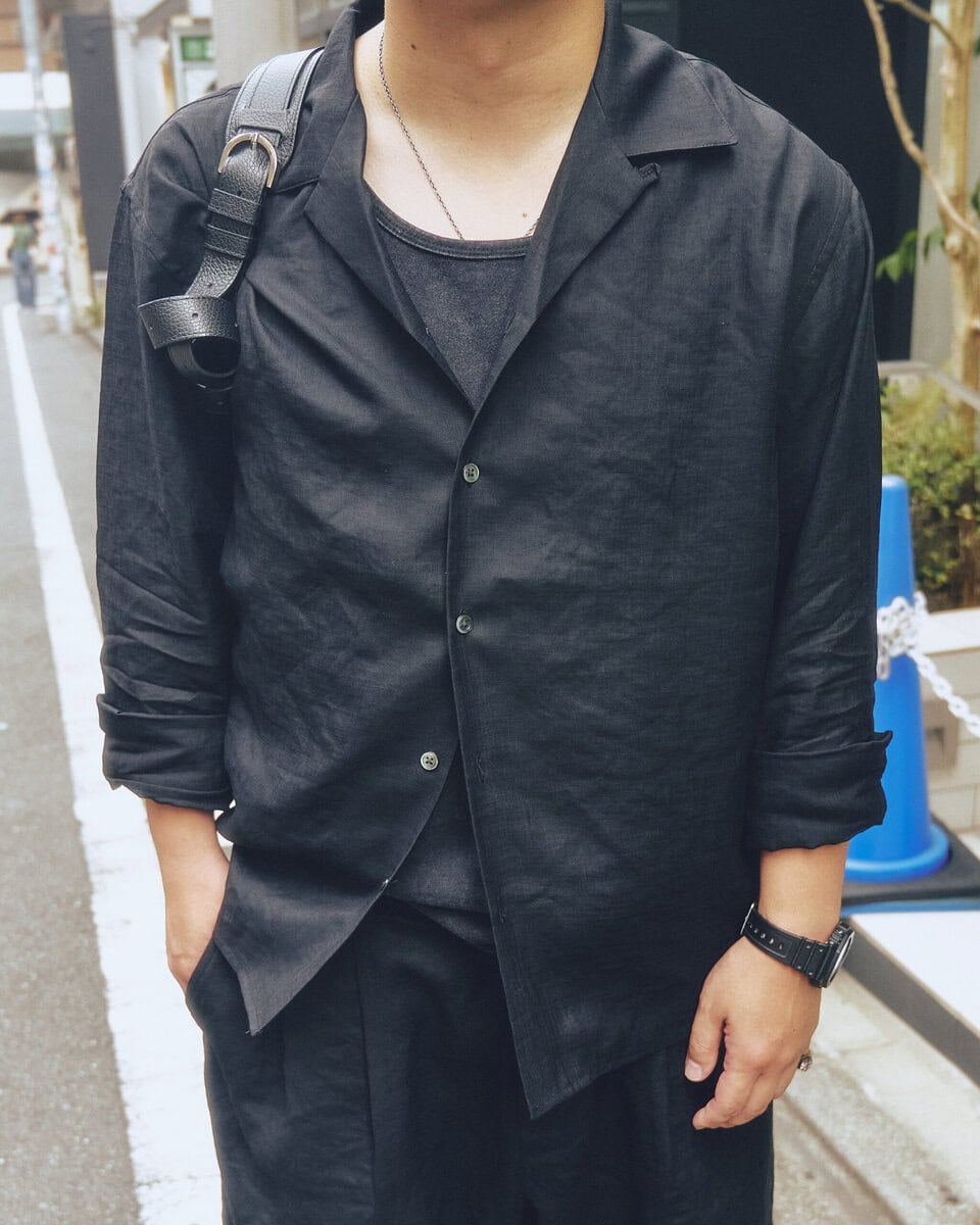【30代スナップ@渋谷】オールブラックコーデへのスパイスはシルバーの小物とスニーカー