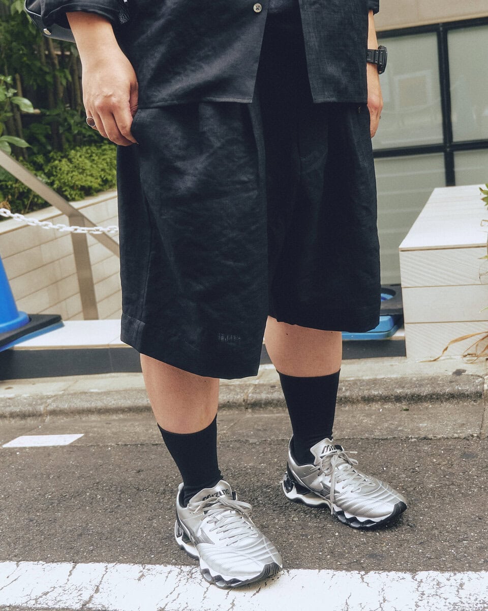 【30代スナップ@渋谷】オールブラックコーデへのスパイスはシルバーの小物とスニーカー