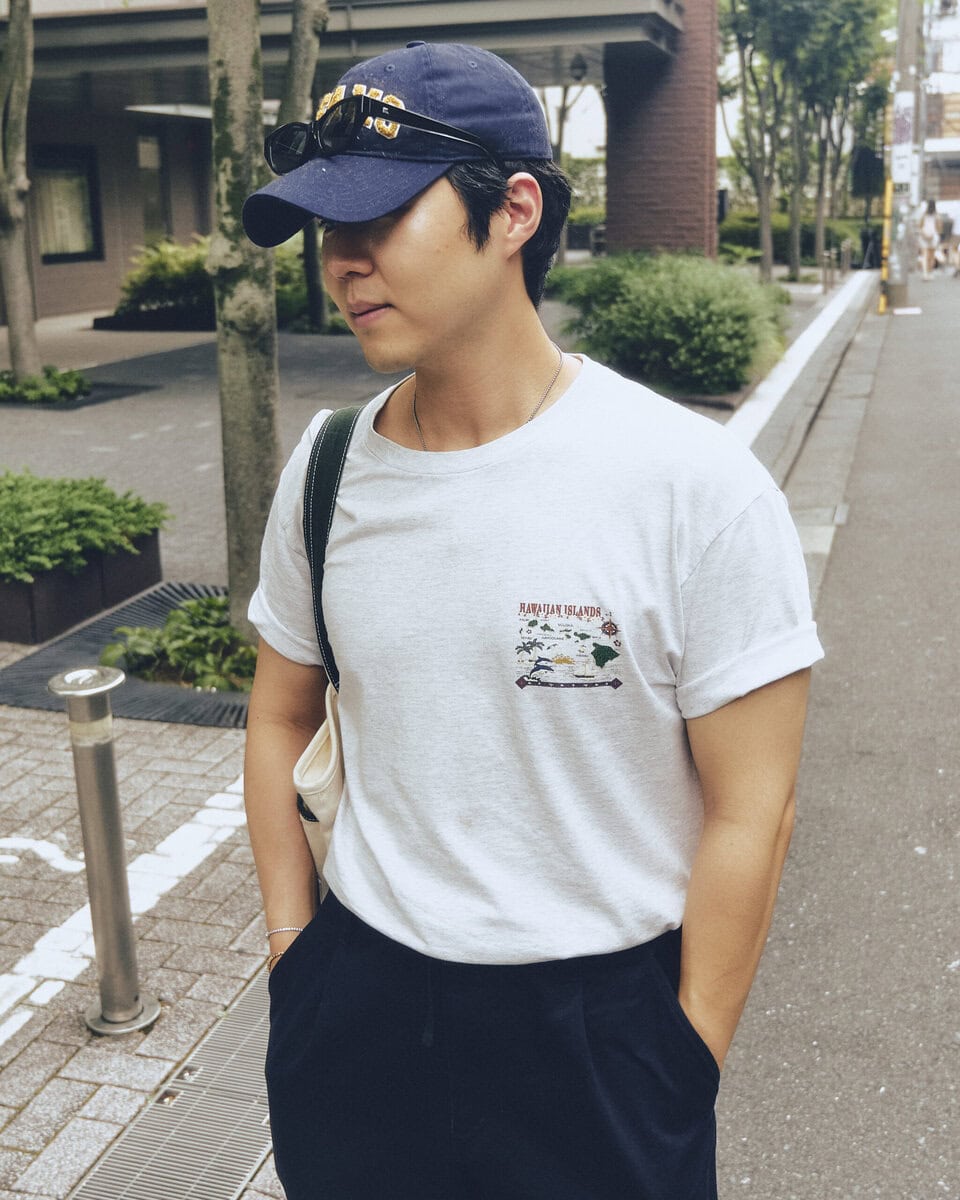 【30代スナップ@渋谷】シルエットを意識したシンプルコーデはタックインが肝