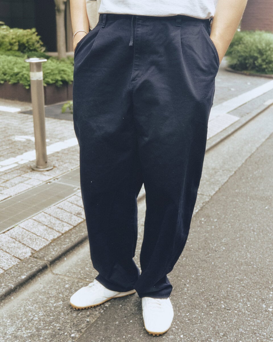 【30代スナップ@渋谷】シルエットを意識したシンプルコーデはタックインが肝