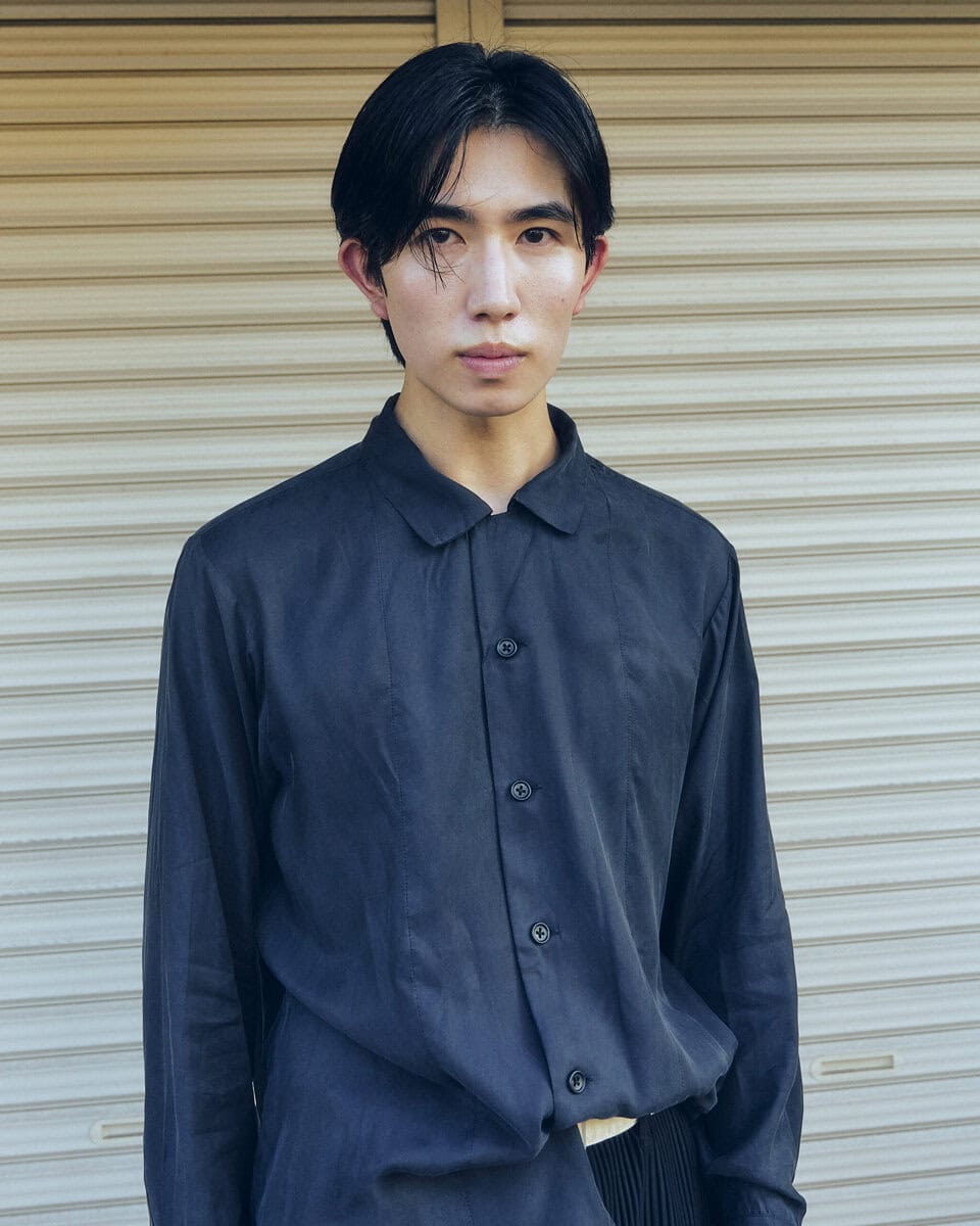 【20代スナップ@吉祥寺】モノトーンコーデに白×黒のローファーをポイントで効かせて
