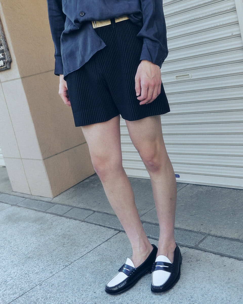 【20代スナップ@吉祥寺】モノトーンコーデに白×黒のローファーをポイントで効かせて
