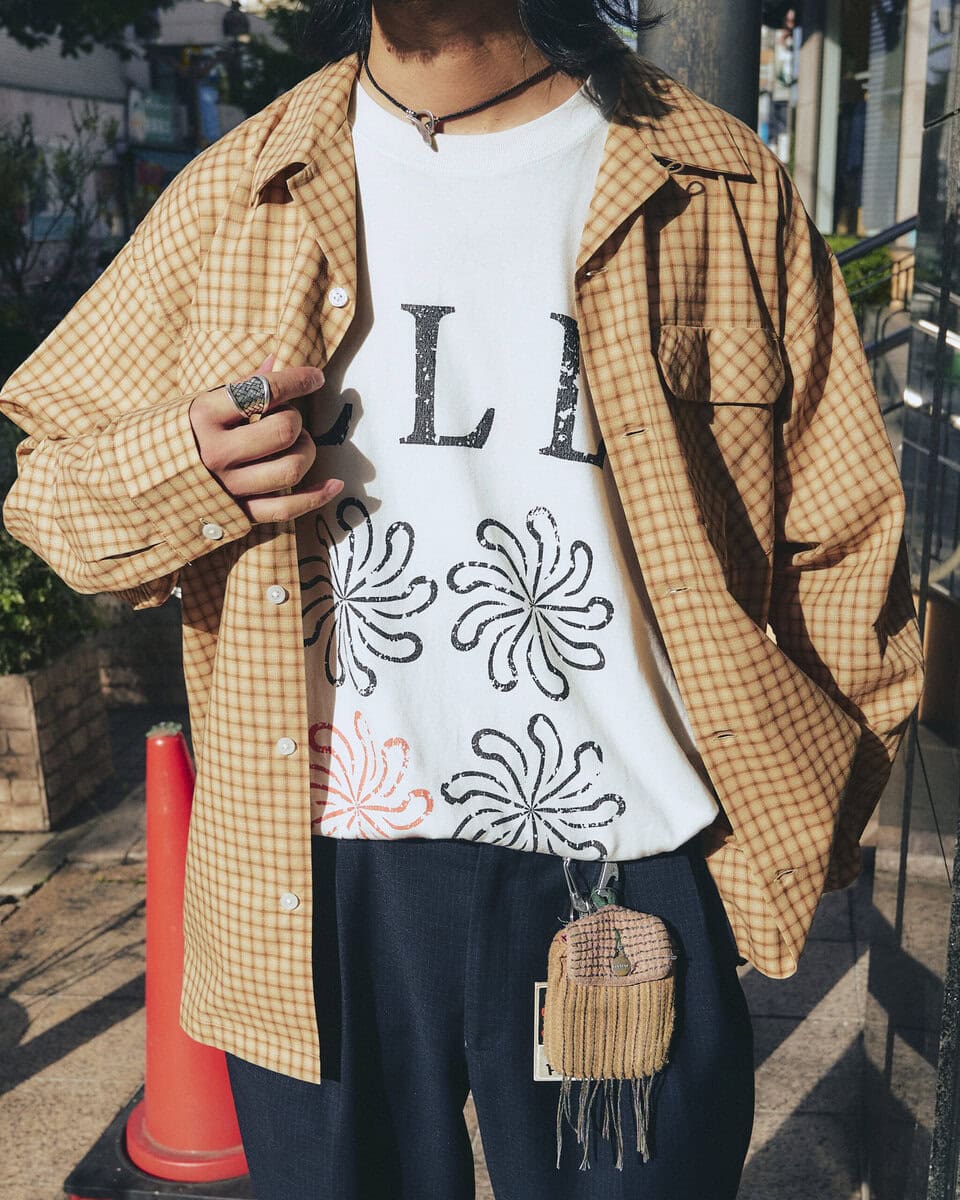 【30代スナップ＠学芸大学】オトナは夏でも長袖シャツを着る。インナーのわずかなオレンジもしっかり拾って