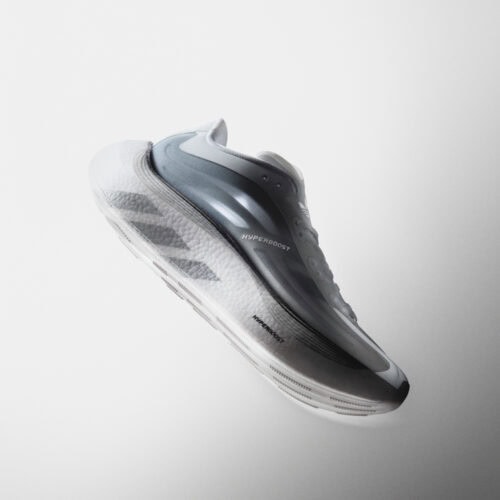 さらに、足元を包み込むようなクッション性を提供するHYPERBOOSTテクノロジーに加え、彫刻的なミッドソールデザインを採用。幅広のプラットフォームとヒール構造によって、高い安定感と大胆なシルエットを実現している。
