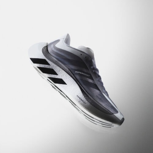 高いクッション性と安定性を追求したHYPERBOOSTミッドソールを搭載しながら、軽量性や通気性にも配慮。毎日履きたくなる快適性と、存在感のあるデザインを両立している。