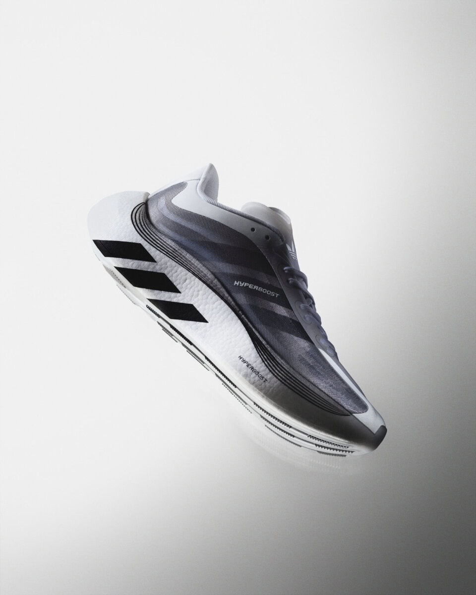 高いクッション性と安定性を追求したHYPERBOOSTミッドソールを搭載しながら、軽量性や通気性にも配慮。毎日履きたくなる快適性と、存在感のあるデザインを両立している。