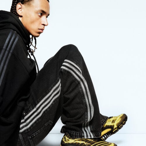 ピカチュウの“でんき”を表現した稲妻が、アッパー全体を駆け巡る!adidas Originals(アディダス オリジナルス)とPokémon(ポケモン)のコラボスニーカー「MEGARIDE F50(メガライド F50)」が、9月24日(木)に発売された。