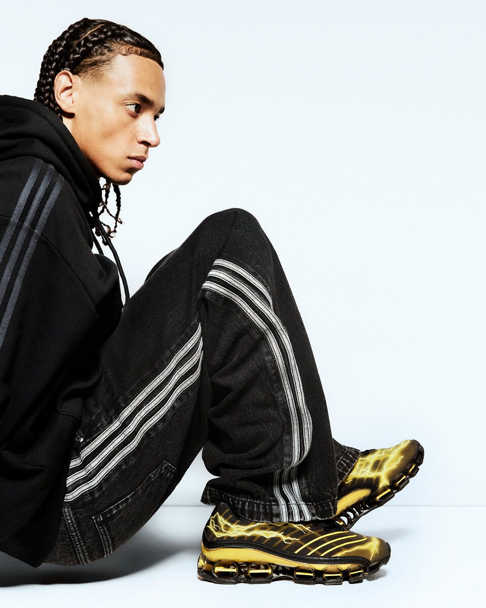 ピカチュウの“でんき”を表現した稲妻が、アッパー全体を駆け巡る!adidas Originals(アディダス オリジナルス)とPokémon(ポケモン)のコラボスニーカー「MEGARIDE F50(メガライド F50)」が、9月24日(木)に発売された。