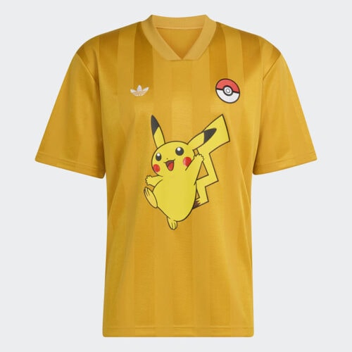 フットウェアに加え、ゲームシャツやジャケットなどのアパレルも展開。日本デザインのTシャツやキッズ向けアイテムも揃い、幅広い世代のポケモンファンが楽しめるラインナップに。