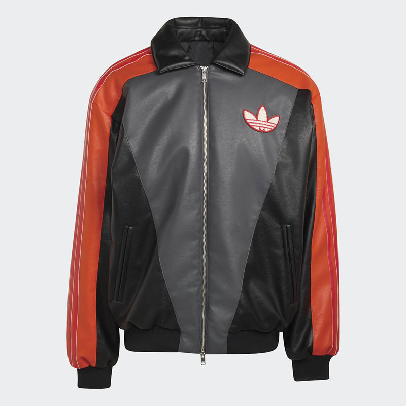 adidas Originalsのアイコニックなシルエットと、個性豊かなポケモンたちがひとつになった今回のコレクション。フットウェアはもちろん、ゲームシャツやジャケット、日本デザインのTシャツまで揃うだけに、自分の好きなポケモンやアイテムから選ぶ楽しさも広がりそうだ。