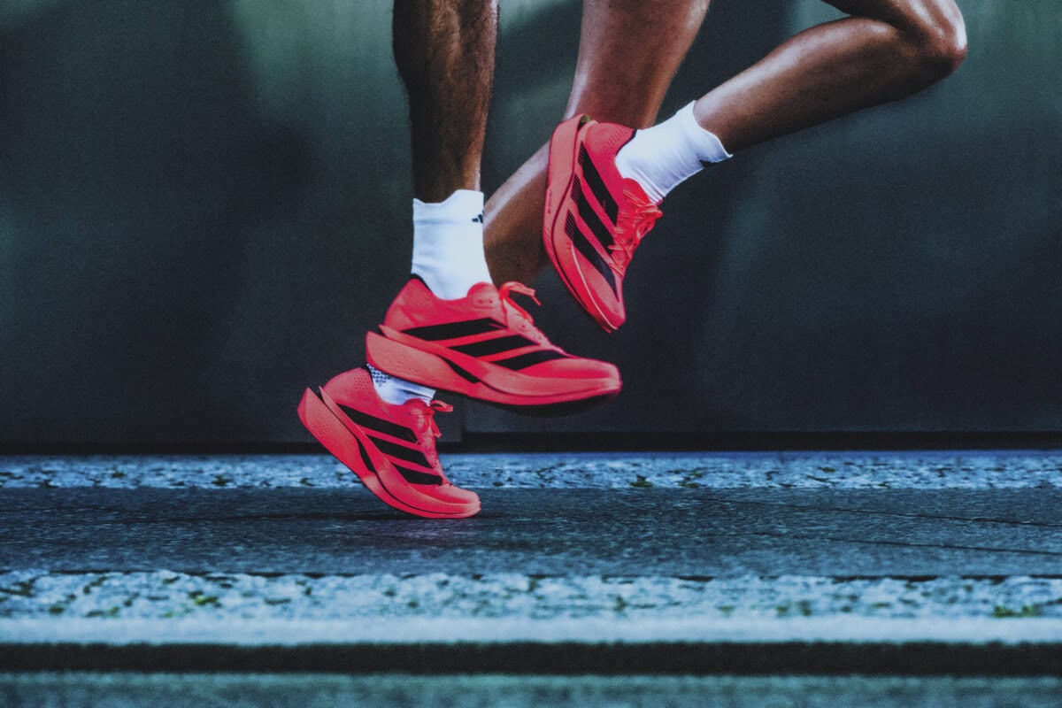 adidas(アディダス)のランニングシリーズ「ADIZERO(アディゼロ)」から、最新レースシューズ「ADIZERO ADIOS PRO 5(アディゼロ アディオス プロ 5)」が発表された。人類史上初のマラソン2時間切りを支えた「ADIZERO ADIOS PRO EVO 3」のテクノロジーを取り入れ、自己ベスト更新を目指すランナーに向けて開発された一足。軽量化に加え、安定性や推進力、フィット感まで磨き上げられている。
