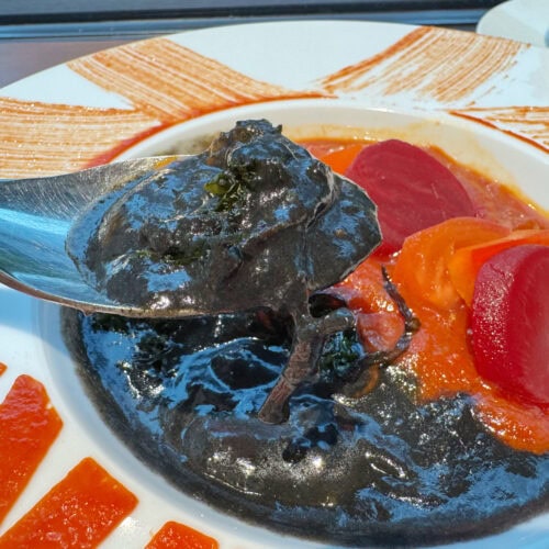 赤と黒の鮮やかなコントラスト！