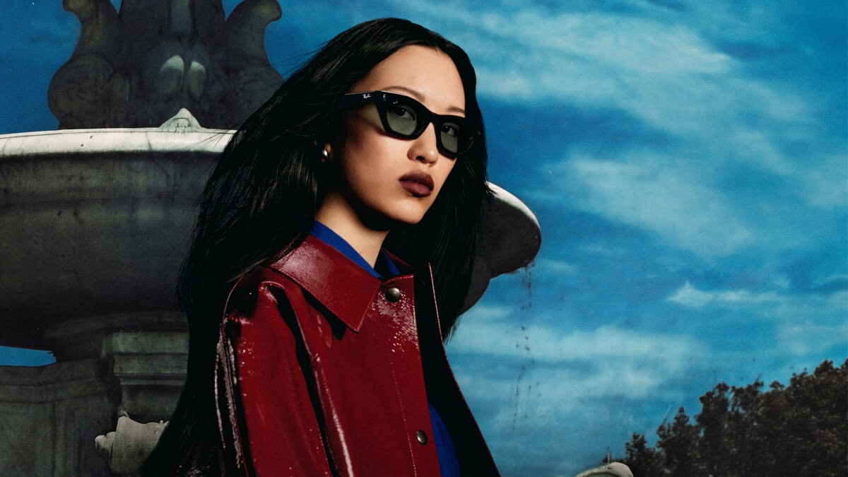 Wayfarerに加えて、大胆なジオメトリックキャットアイシルエットが特徴のZenaもラインナップ。クリアレンズやサングラスレンズのほか、Transitions®の調光レンズ、偏光レンズ、ブルーライトフィルターレンズなど、幅広いレンズオプションが用意される。