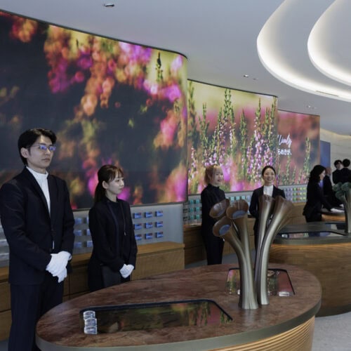 銀座のIQOSフラッグシップ店内のスタッフと展示.