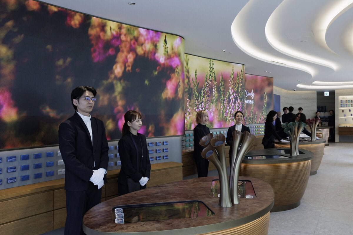 銀座のIQOSフラッグシップ店内のスタッフと展示.