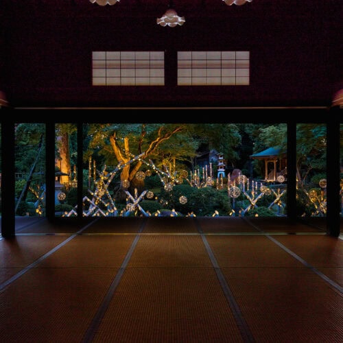 『椿寿荘』の座敷からの庭園