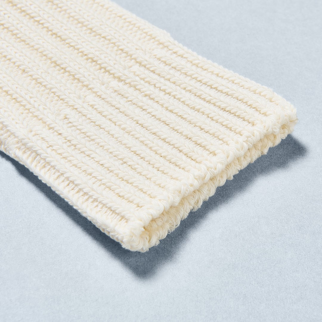 つま先とかかとには補強糸を使用し、耐久性を高めている。抗菌防臭加工を施した仕様で、カラーはホワイトモカ、ウォームグレー、黒の3色。