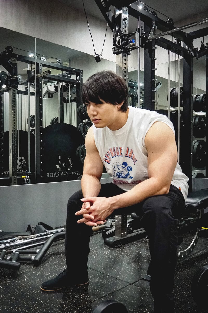 今回のコラボレーションでは、クリスタルジムを象徴する野田クリスタル、青木マッチョ、しんやの3人に着目。