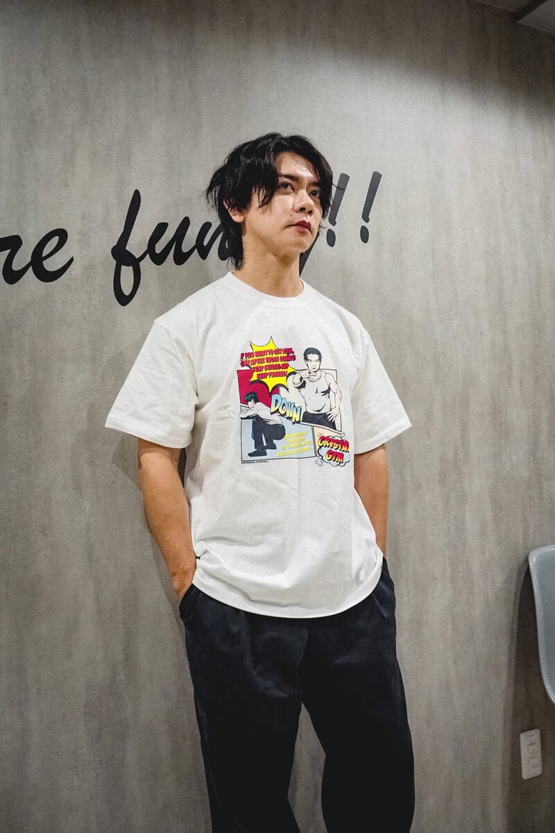 マヂカルラブリー・野田クリスタル発案の「クリスタルジム」と、UNIVERSAL OVERALL(ユニバーサルオーバーオール)が初コラボ。限定Tシャツ全3種を2026年9月18日(金)12時より発売する。