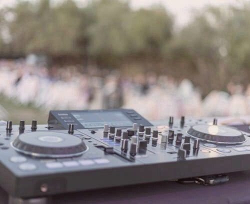 会場では、日中のDJプレイから夕暮れのアフターセレブレーションへとつながる音楽コンテンツを展開。さらにピックルボール、モンスタージャングル、バスケットボールなど、ランニングイベントに参加しない家族も楽しめる多彩なアクティビティが用意されている。